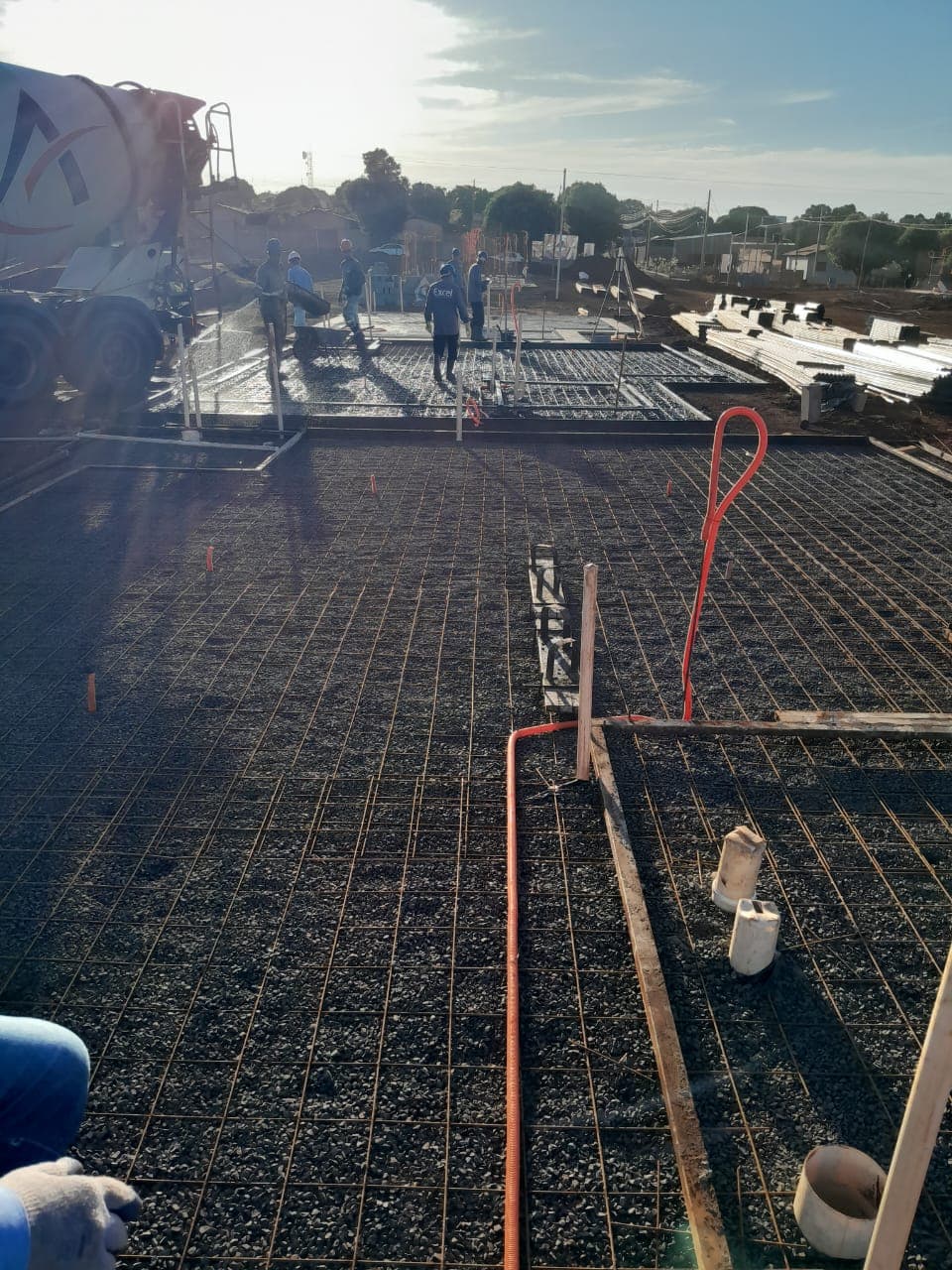 Equipamento em uso em concretagem